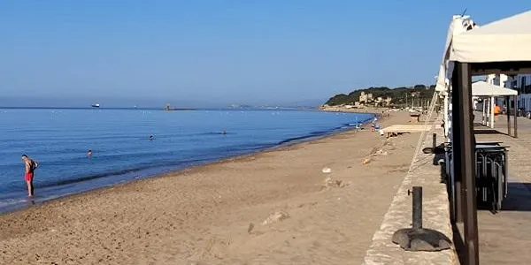 Els establiments de Botigues de Mar d’Altafulla ja poden instal·lar les plataformes a la sorra de la platja