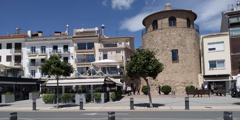 El 73% dels restaurants del port de Cambrils compleixen la legislació de retolació en català