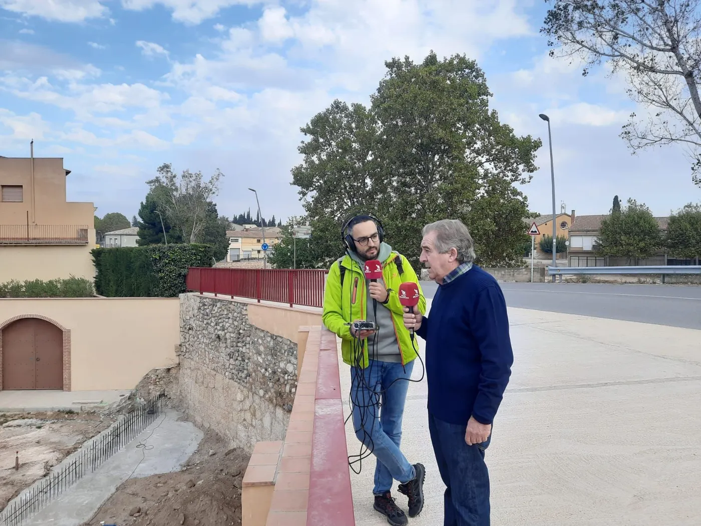 Xantal Giné (dorsal 20) amb la seva companya del RC Polo Melanie Garcia després d'aconseguir la med
