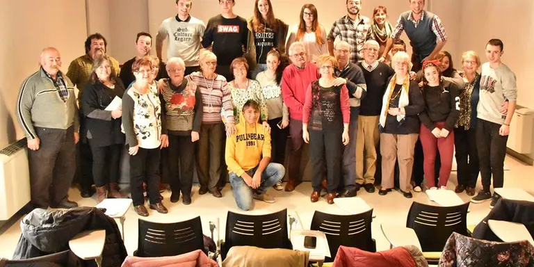 Gent gran de la Seu i alumnes del PTT preparen conjuntament la realització d'un curtmetratge