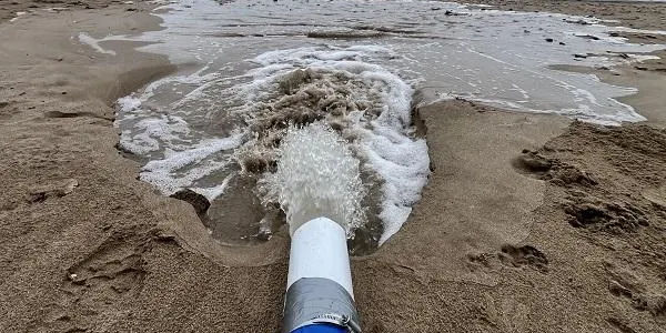 El temporal de divendres tapona amb sorra la sortida d’aigua del canal de la platja d’Altafulla