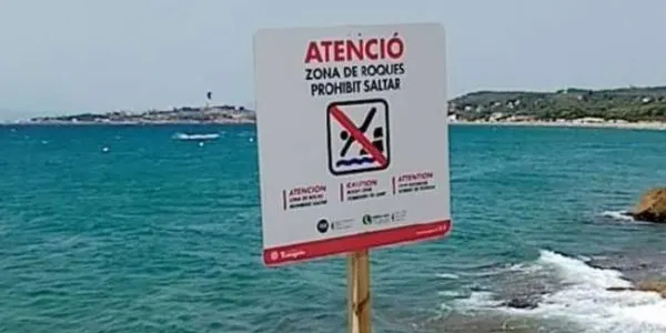 L'Ajuntament de Tarragona instal·la deu nous cartells a les platges de prohibició de saltar des de les roques