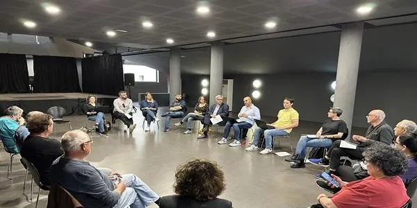 Les entitats veïnals participen activament en la reunió amb l’Ajuntament de Torredembarra