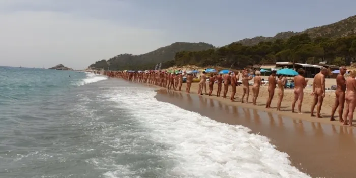 La platja de la Musclera participa en el rècord nudista a Catalunya
