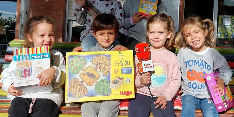 Jocs de taula amb famílies a l'escola Mediterrània
