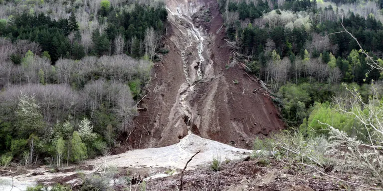 El Síndic de Greuges investiga d'ofici l'esllavissada de terra argilosa sobre el riu Garona a l'Aran