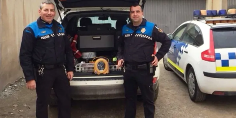 El vehicle de la policia local comptarà amb un aparell desfibril·lador portàtil