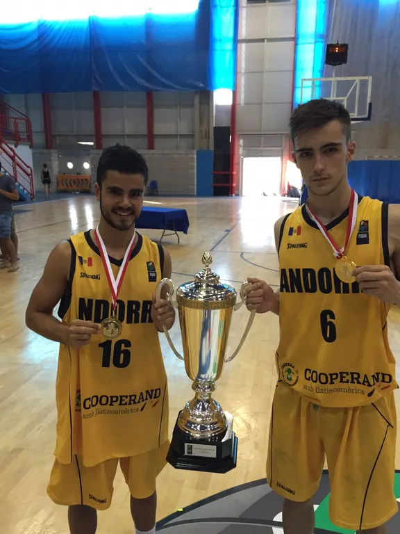 Jordi Serrato i Pol Vives, medalla d'or amb Andorra a l'Europeu U18 C de bàsquet
