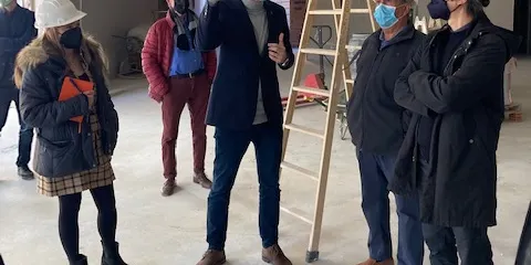 Futurs usuaris de les Cases dels Mestres visiten les obres d'ampliació de l'equipament, que es preveuen enllestides a la tardor