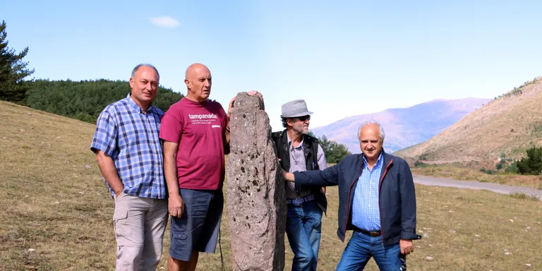 Un grup de veïns recupera 'simbòlicament' l'antic menhir del Port del Cantó