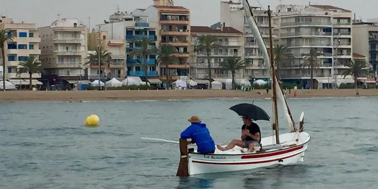 La barca a vela llatina 'La Rosita' participa a la trobada de Calafell