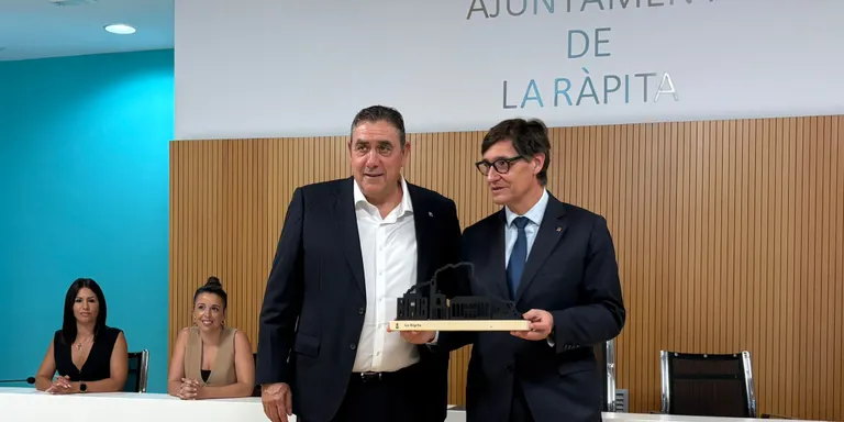 L'alcalde de la Ràpita trasllada a Illa un projecte d'"aqüicultura fotovoltaica" a la badia dels Alfacs