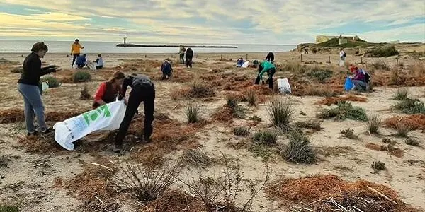 L’Associació Mediambiental La Sínia estén la recollida de microplàstics fins a la platja de la Móra