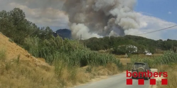 Els bombers d'Arenys han treballat en l'extinció de l'incendi a Blanes