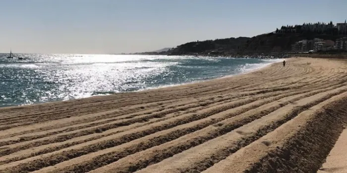 Ja s’han posat en marxa els treballs de llaurat de la sorra a les platges d’Arenys
