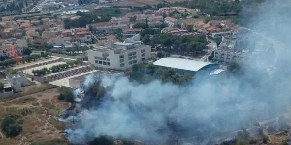 Crema una hectàrea de conreus abandonats darrere de l’Institut Torredembarra