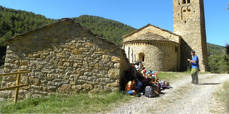 L'Escola Sant Climent de Coll de Nargó visita l'església de Sant Romà a Valldarques