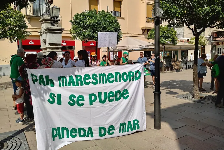 La companyia talla el llum a un bloc ocupat del C/Església on s'hi allotgen diverses famílies