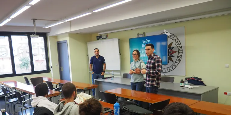 La Fundació Vicente Ferrer dona a conèixer als alumnes d'INEFC Pirineus l'ultramarató solidària '1 km 1 vida'