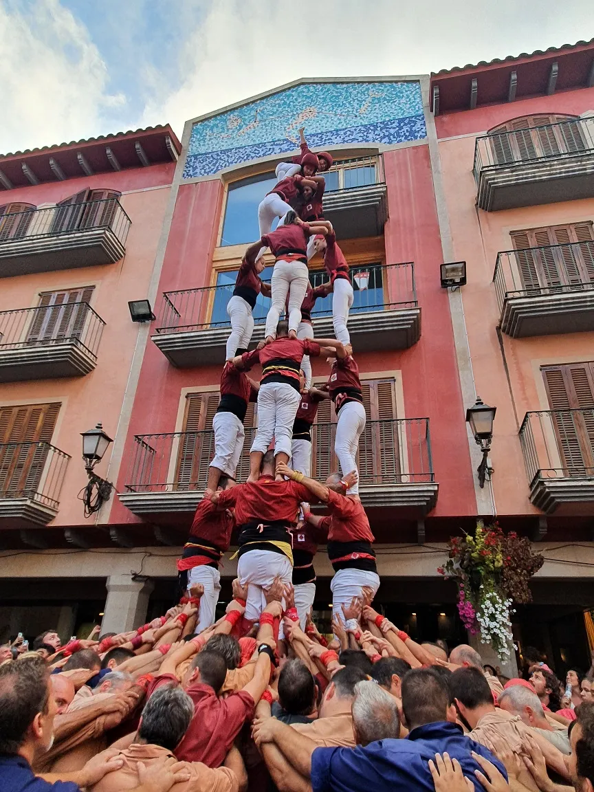 Els Xiquets de Cambrils carreguen el 4 de 7 en una bona diada de la festa major
