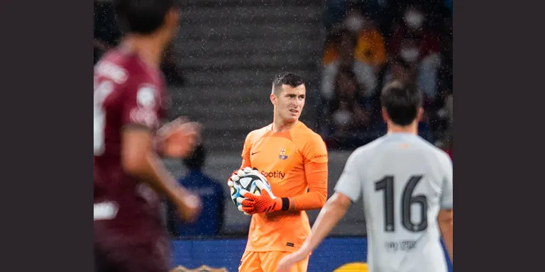 La RFEF no deixa jugar a Arnau Tenas el miniclàssic entre Barça i Madrid Castilla