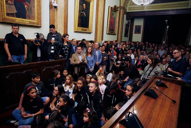 La Colla Vella ofereix el trofeu del Concurs de Castells a la ciutat