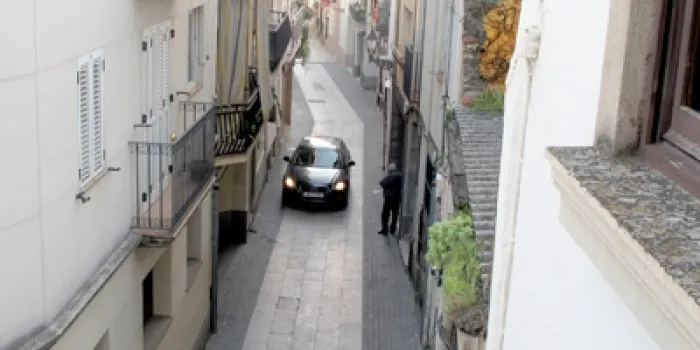El govern explica els comerciants del carrer de l'Església la instal·lació de càmeres de lector de matrícules