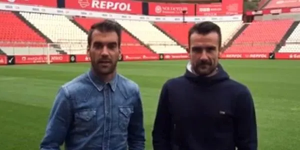 Manolo Reina i Aritz López Garai escenifiquen sobre la gespa del Nou Estadi la prèvia del derbi Nàstic- Reus del dilluns 1 de maig