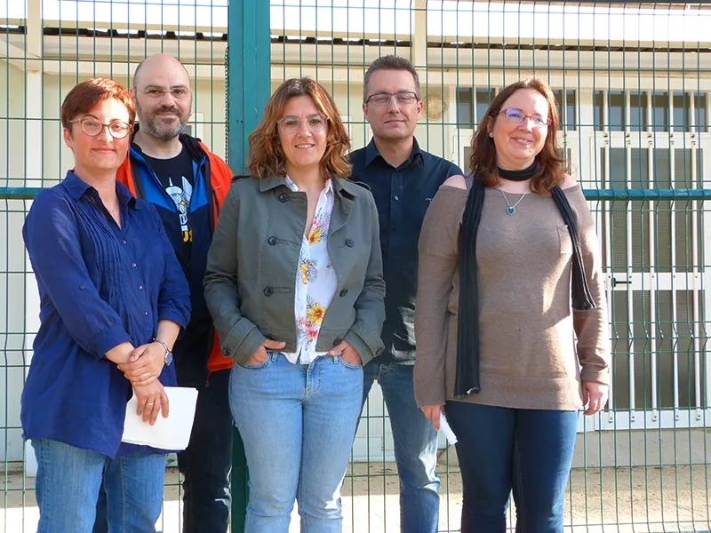 Membres d'ECP a les portes d'un dels barracons de l'Escola del Bosc