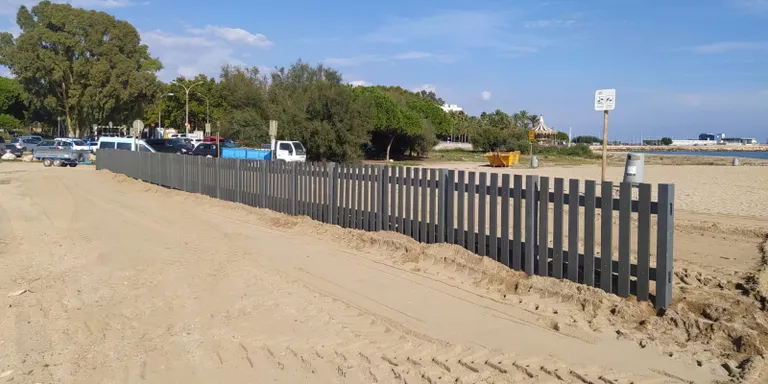 L’Ajuntament substitueix la tanca de fusta que delimita la platja de gossos per una de plàstic reciclat