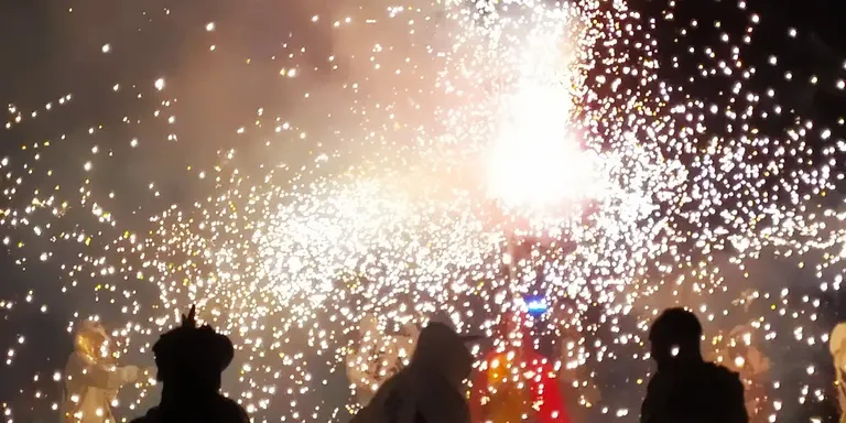 L’ orgia de foc de la III Trobada de Bèsties pren el Passeig de les Palmeres de Cambrils