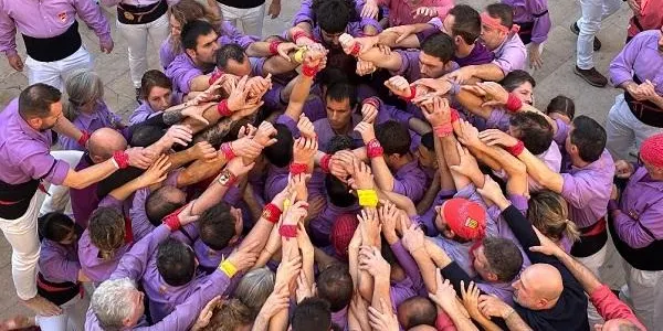 Els Castellers d’Altafulla tornen a fer pinya a la plaça del Pou, en la Diada d’Inici de la colla