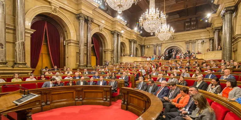 El Parlament proclama la República Catalana