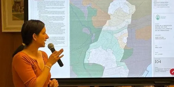 L’Ajuntament d’Altafulla celebra el primer ple ordinari de matí, que s’allarga més de sis hores i no s’interromp malgrat l’apagada