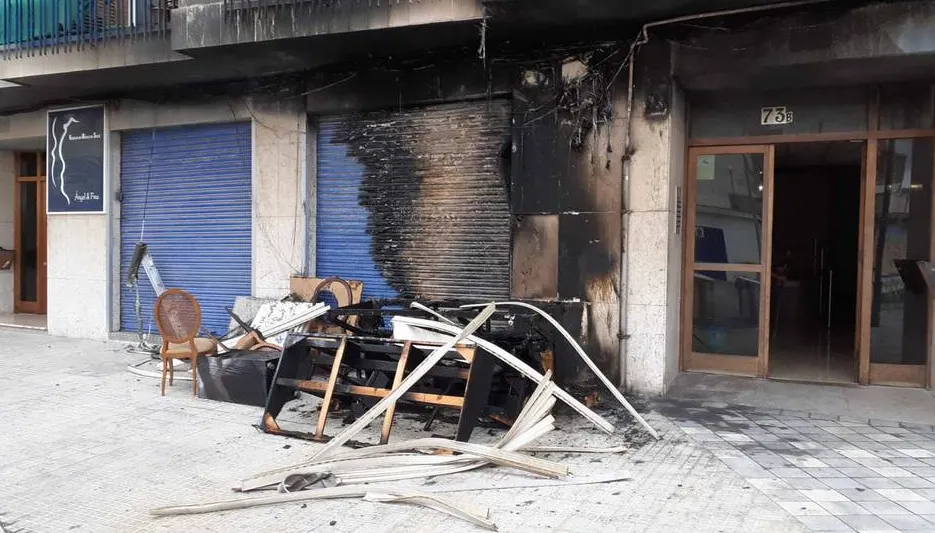 Crema una pila de mobles que hi havia a l'exterior d'un edifici a la Raval de Sant Cristòfol