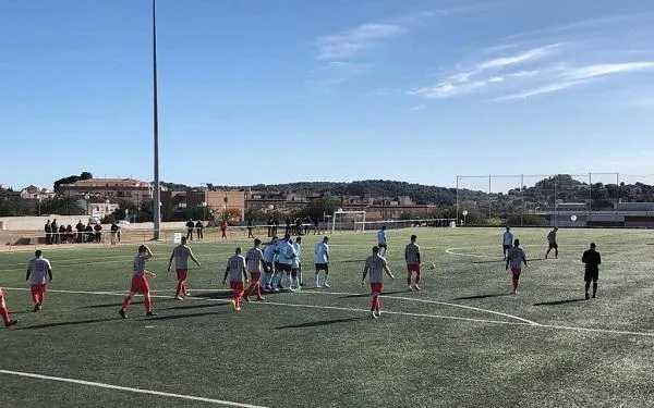 La Riera guanya a l’Alcover i celebra la victòria dotze jornades després