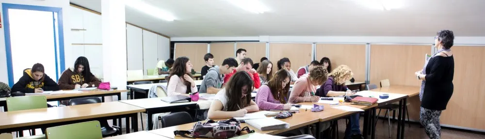 Continua oberta la convocatòria de beques i ajuts per l'Escola d'Adults