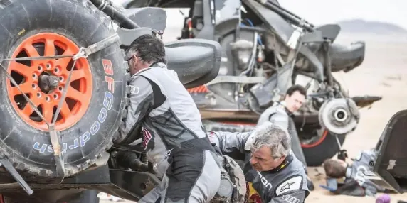 Carlos Sainz i el copilot calderí Lucas Cruz protagonitzen una nova peripècia al Dakar