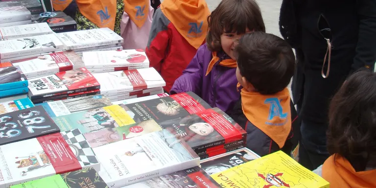 El passeig Joan Brudieu s'omple un any més de roses i llibres
