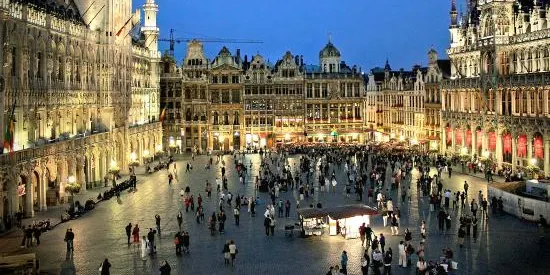 Dos autobusos plens surten cap a Brussel·les