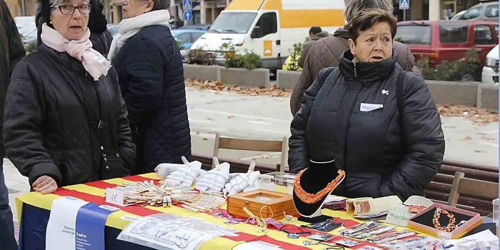 Segueixen els actes i les parades de venda de productes per La Marató de TV3 a Arenys de Mar