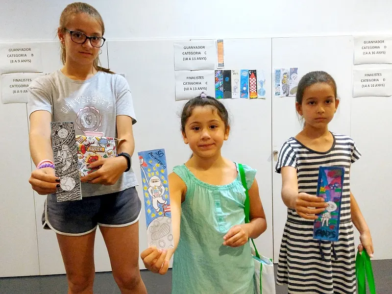 Natàlia Copado, Nina Cruz i Daniela Palenzuela posen amb els seus punts de llibre