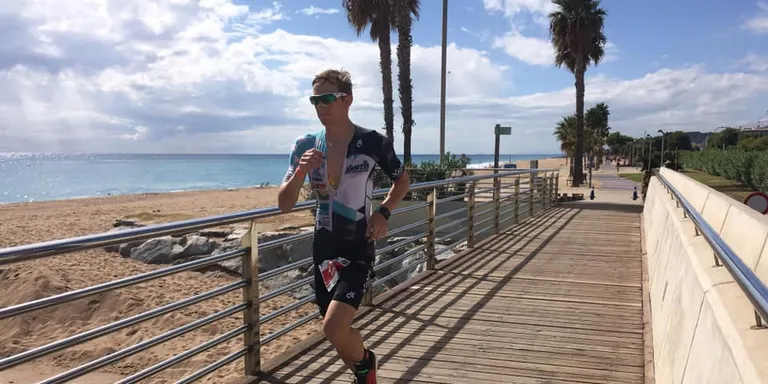 Jesper Svensson i Laura Phillip guanyen la Ironman Barcelona 2018