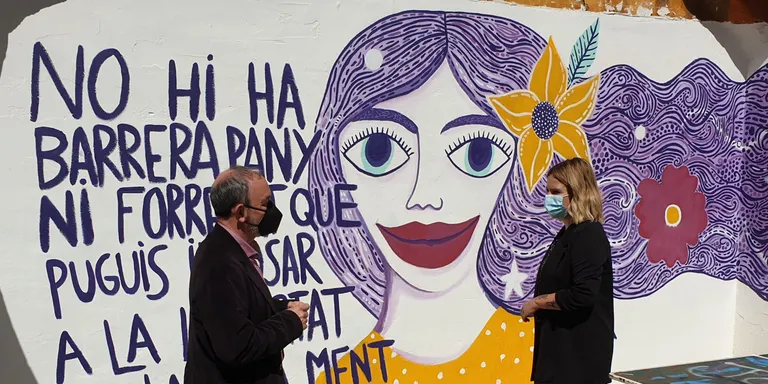 Un mural a la pista de Sant Francesc plasma la reivindicació feminista