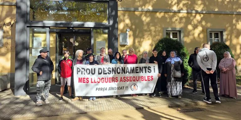 Una vintena de persones es concentren a Salt en contra del desnonament d'una família amb quatre fills menors
