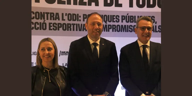 La Generalitat i la Lliga de futbol col·laboraran en la lluita contra els discursos d'odi a l'esport