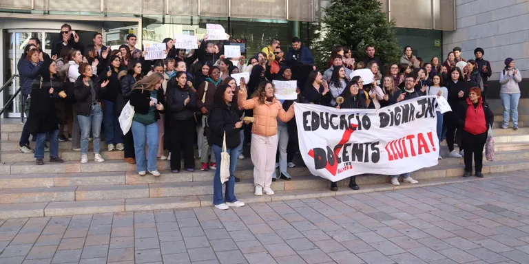 El professorat i alumnes de l'institut Vallvera de Salt es concentren a la seu del Govern per recuperar una orientadora