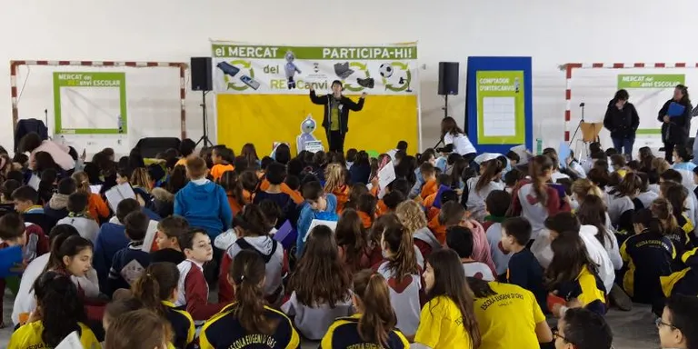 Més de 300 alumnes participen en el mercat del RECanvi Escolar