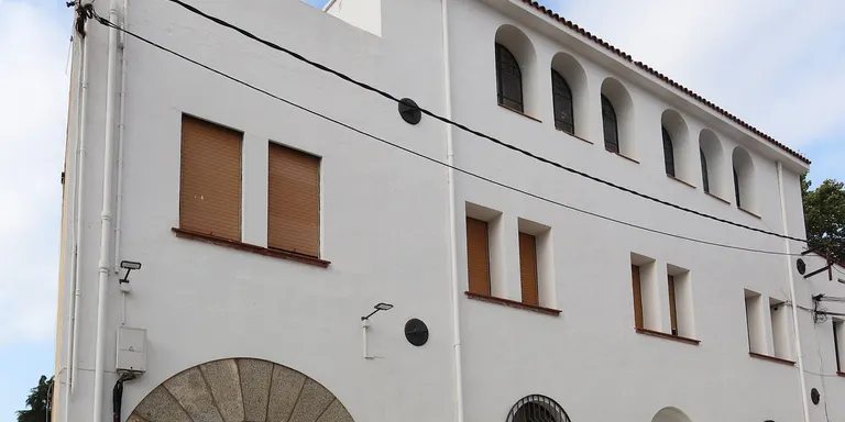 L’Ajuntament tanca temporalment la Biblioteca per revisar unes esquerdes a l’edifici