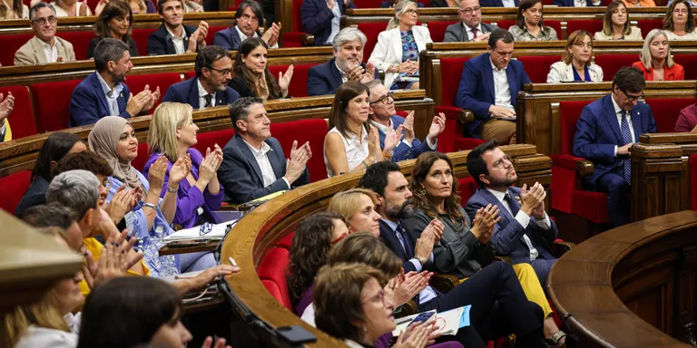 El Parlament avala que ERC i Junts condicionin la investidura de Sánchez a "treballar" pel referèndum